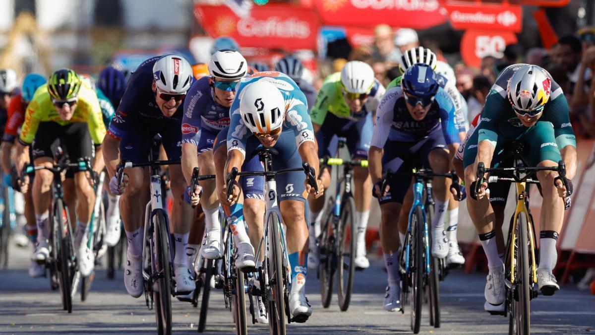 El ciclista checo del DSM Pavel Bittner (c) logra su victoria en la quinta etapa de la Vuelta a España que discurrió por Sevilla en 2024.