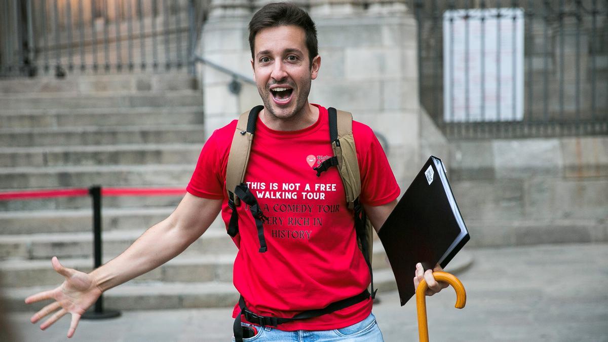 &quot;Esto no es un free walking tour -se lee en la camiseta de Charlie Simón-. Es un tour cómico muy rico en historia&quot;.  