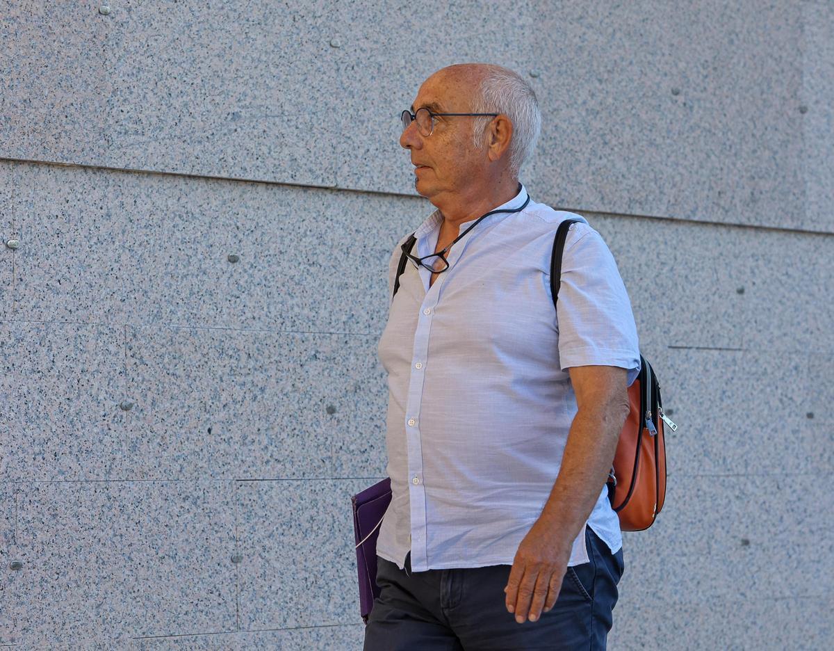 El letrado municipal que presentó la denuncia contra Villar, a su llegada al juzgado para declarar como testigo