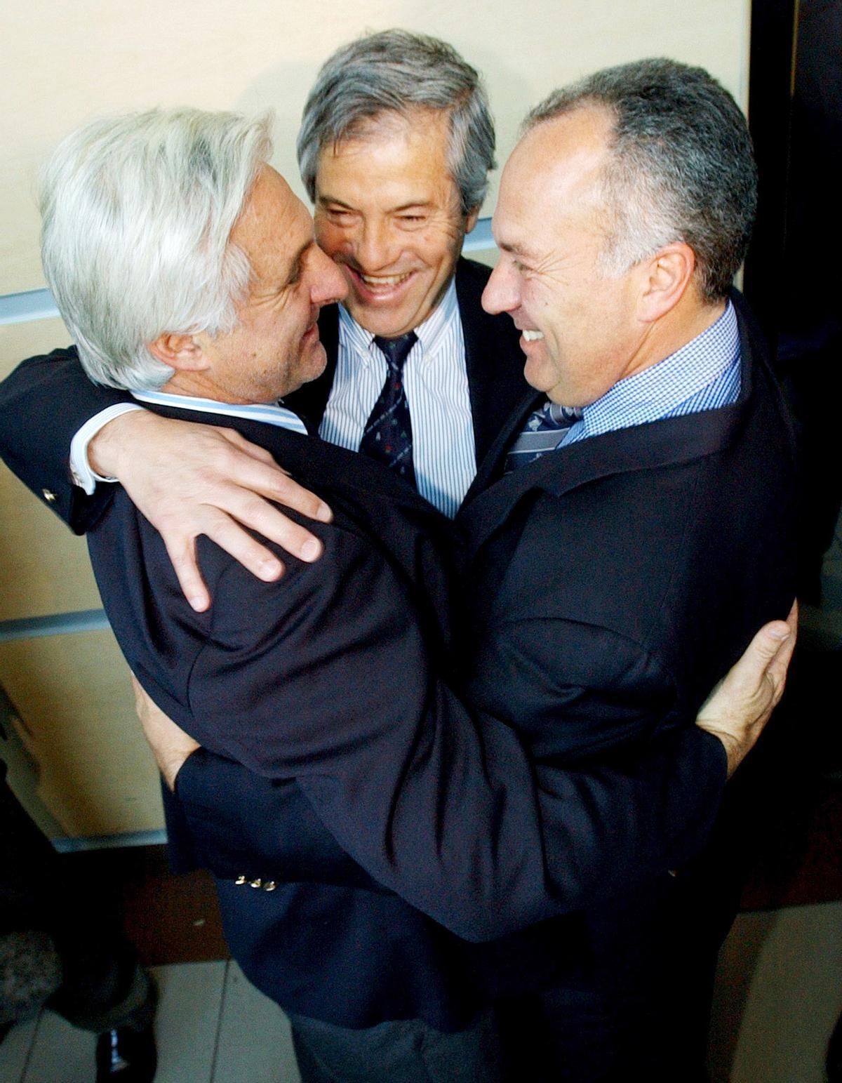 Roberto Canessa (L) abraza a los ex jugadores de rugby chilenos Chelin Bolumburu (C) y Alfredo Perico Alvarez,en Santiago, el 10 de octubre de 2002