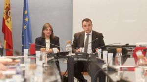 Gimena Llamedo y Guillermo Peláez durante una de las reuniones con los sindicatos.