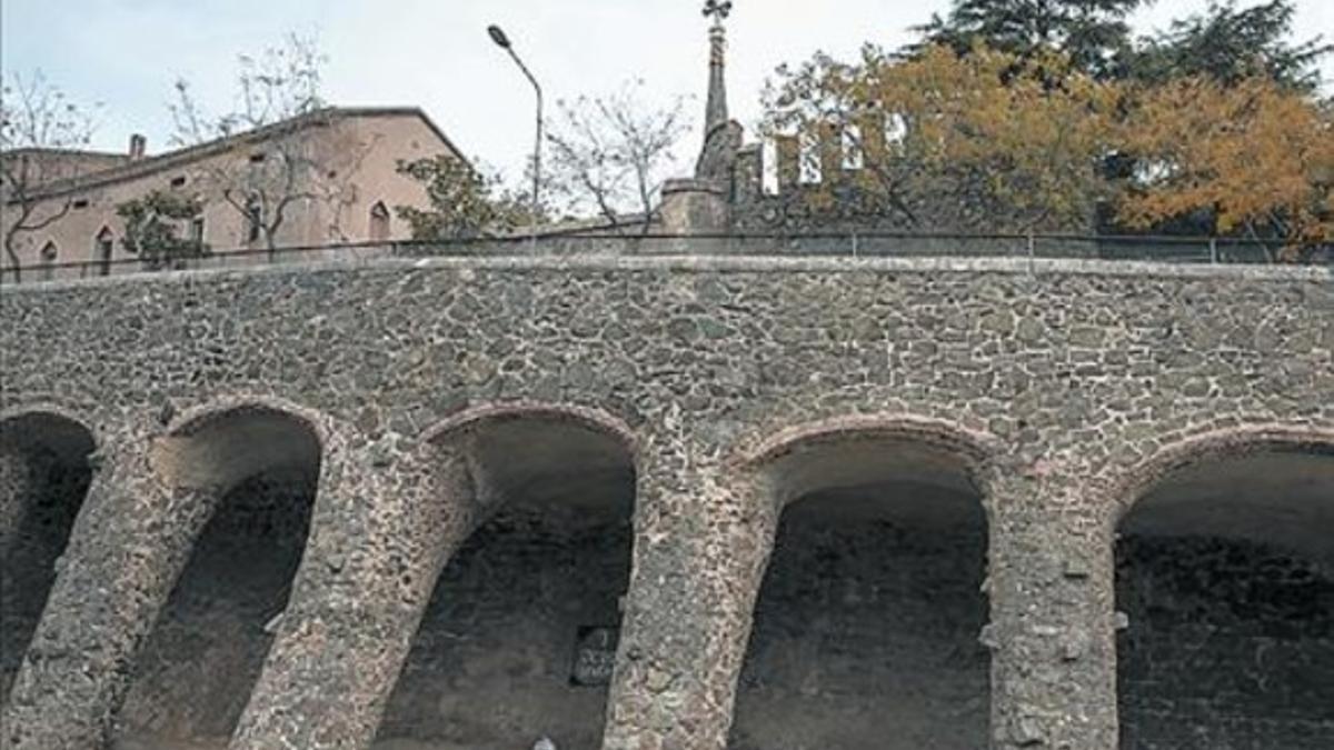 Viaducto de la Torre Bellesguard. Detrás, la muralla medieval.