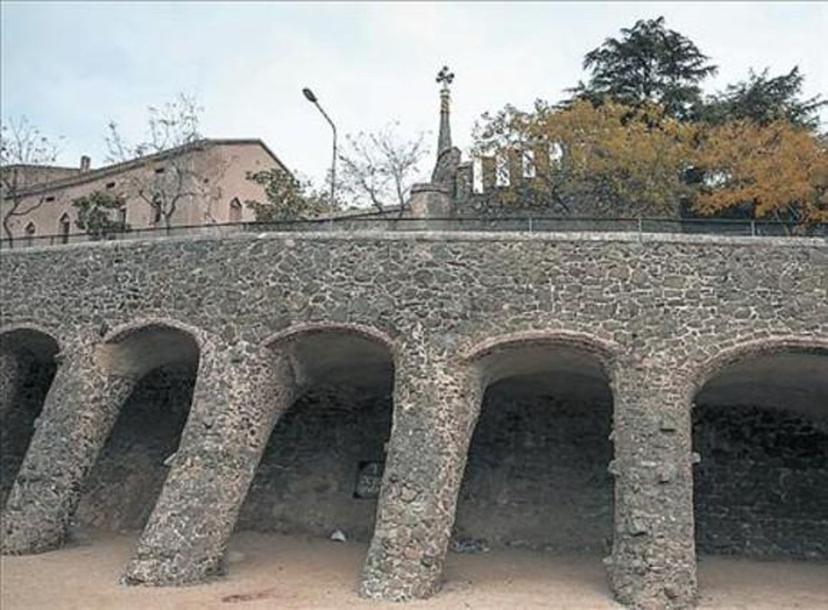 Viaducte de la Torre Bellesguard. Al darrere, la muralla medieval. Viaducte de la Torre Bellesguard. Al darrere, la muralla medieval.