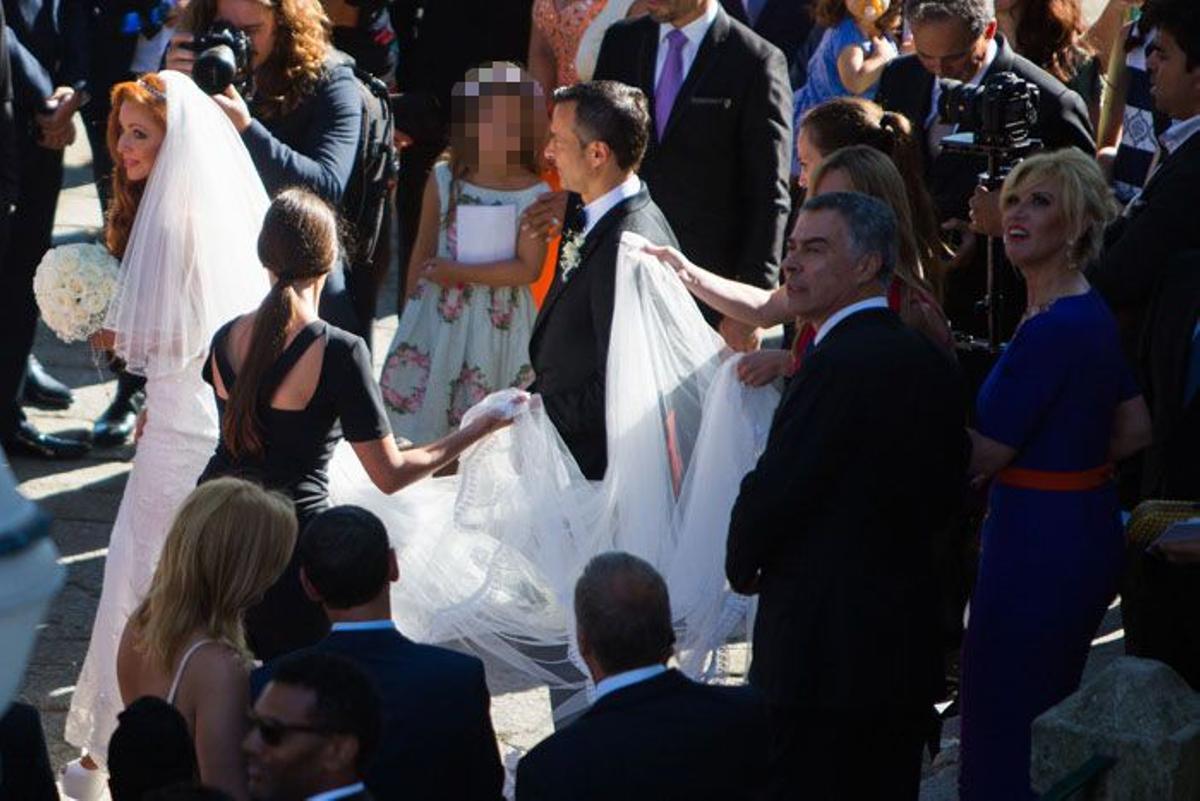 Sandra Barbosa y Jorge Mendes a la salida de la iglesia