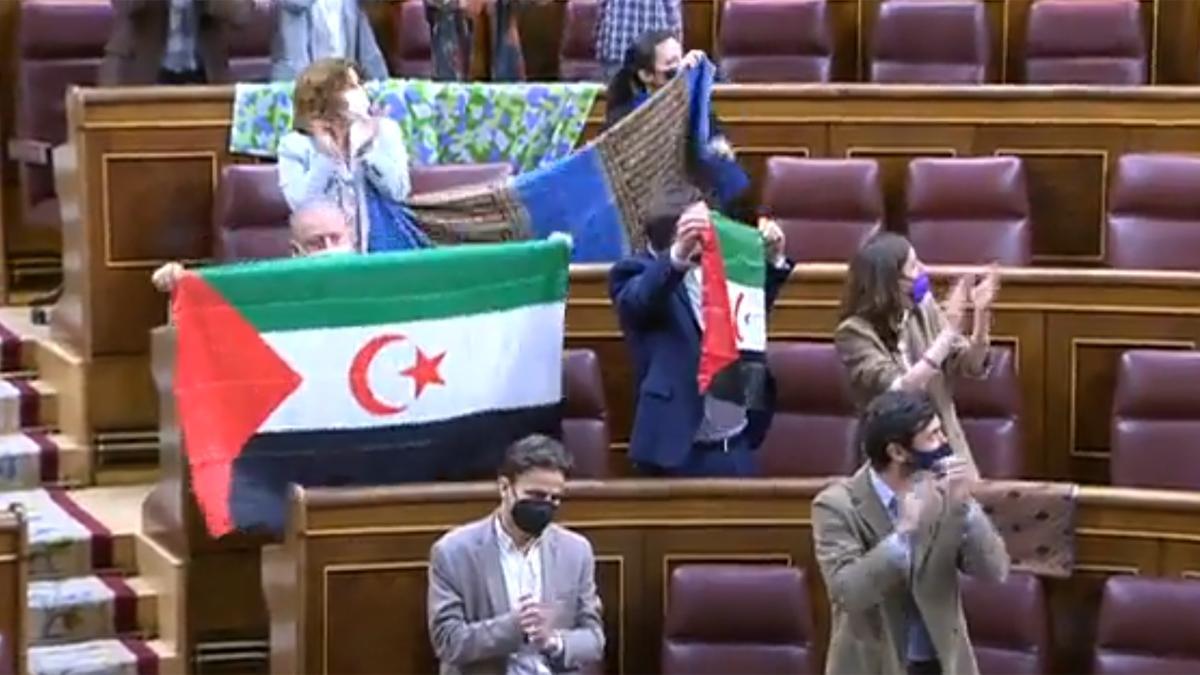Vídeo de diputados de Unidas Podemos con la bandera saharaui en el Congreso