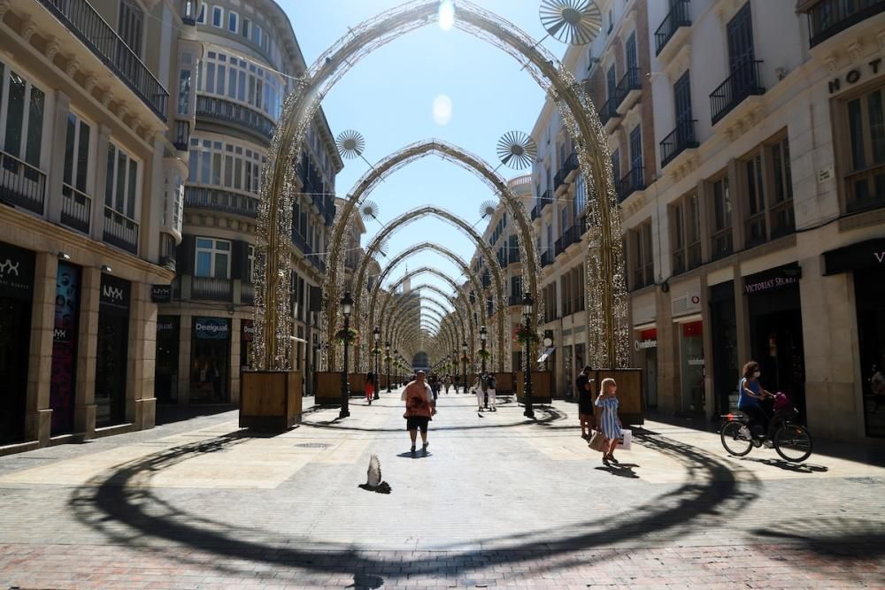 Continúa el montaje de las luces de Navidad de la calle Larios