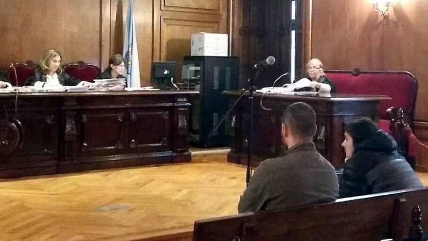 Los dos acusados durante el juicio celebrado ayer. // R.V.