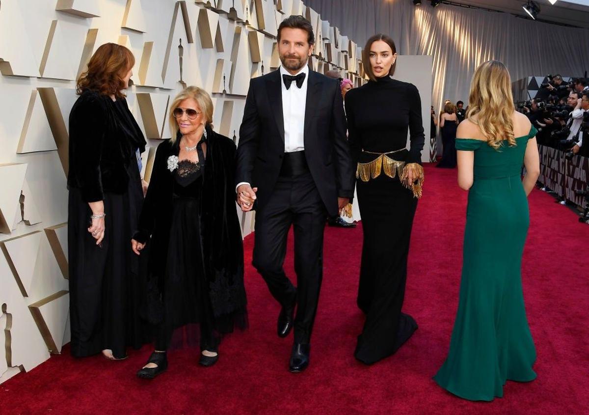 Bradley Cooper, su madre e Irina Shayk en los Premios Oscar 2019