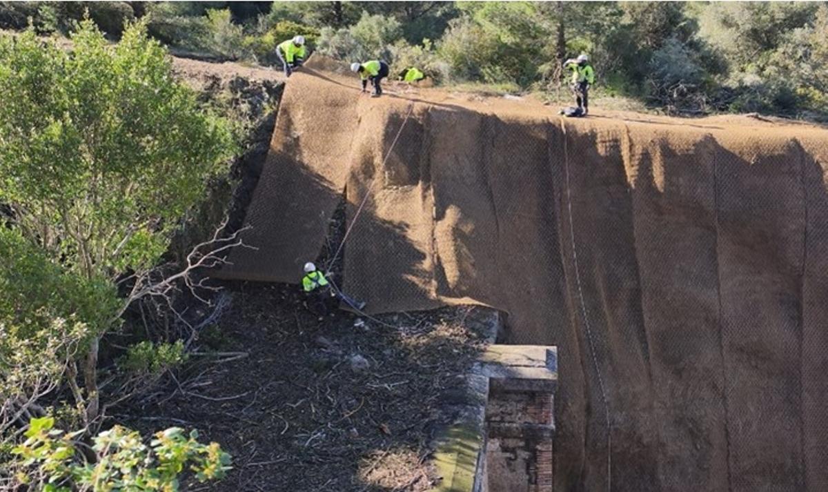 Operarios de Adif trabajando en un talud y desbrozando sus alrededores