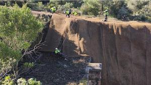 Operarios de Adif trabajando en un talud y desbrozando sus alrededores