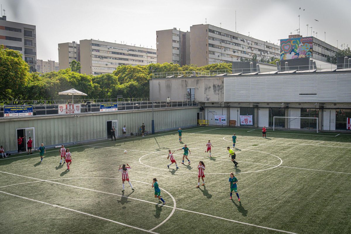 Las niñas gitanas lideran el cambio del fútbol femenino en La Mina