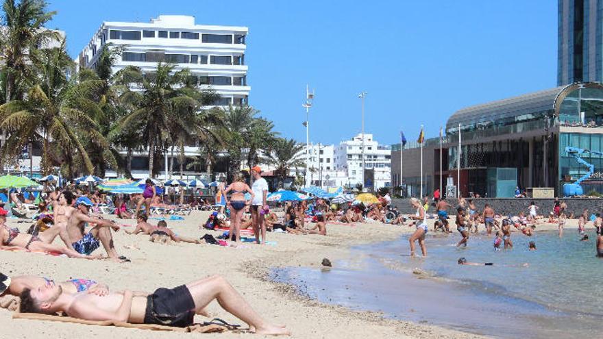 Son muchos los usuarios que durante el fin de semana eligen no abandonar Arrecife para pasar un día de playa.