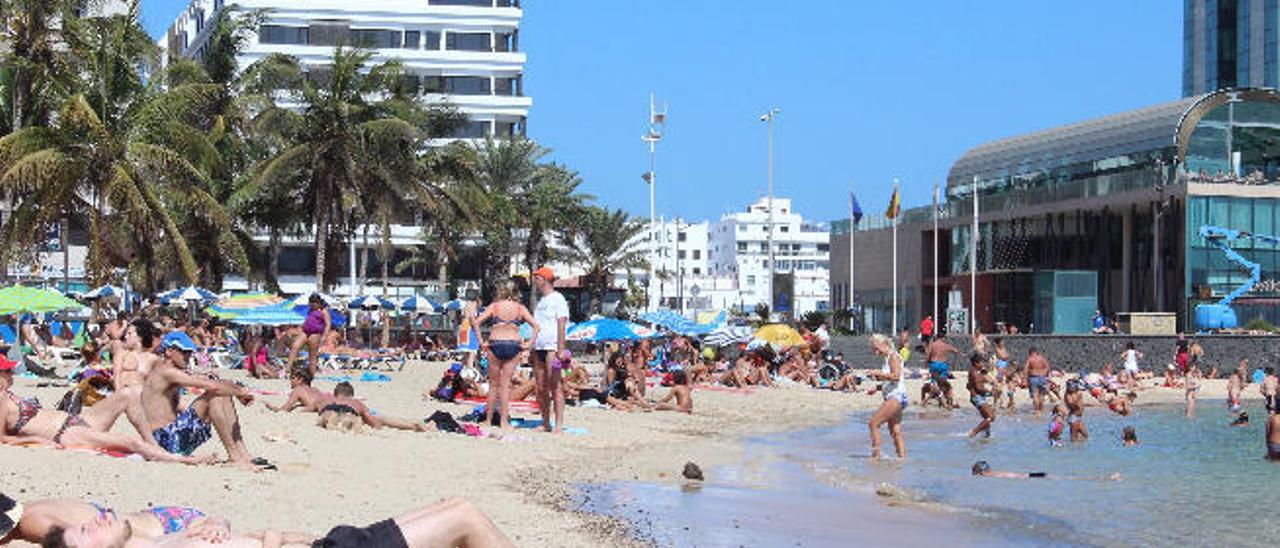 Son muchos los usuarios que durante el fin de semana eligen no abandonar Arrecife para pasar un día de playa.