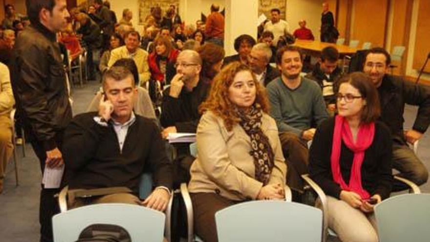Asistentes a la asamblea del PSOE en Vila, al iniciarse el acto.