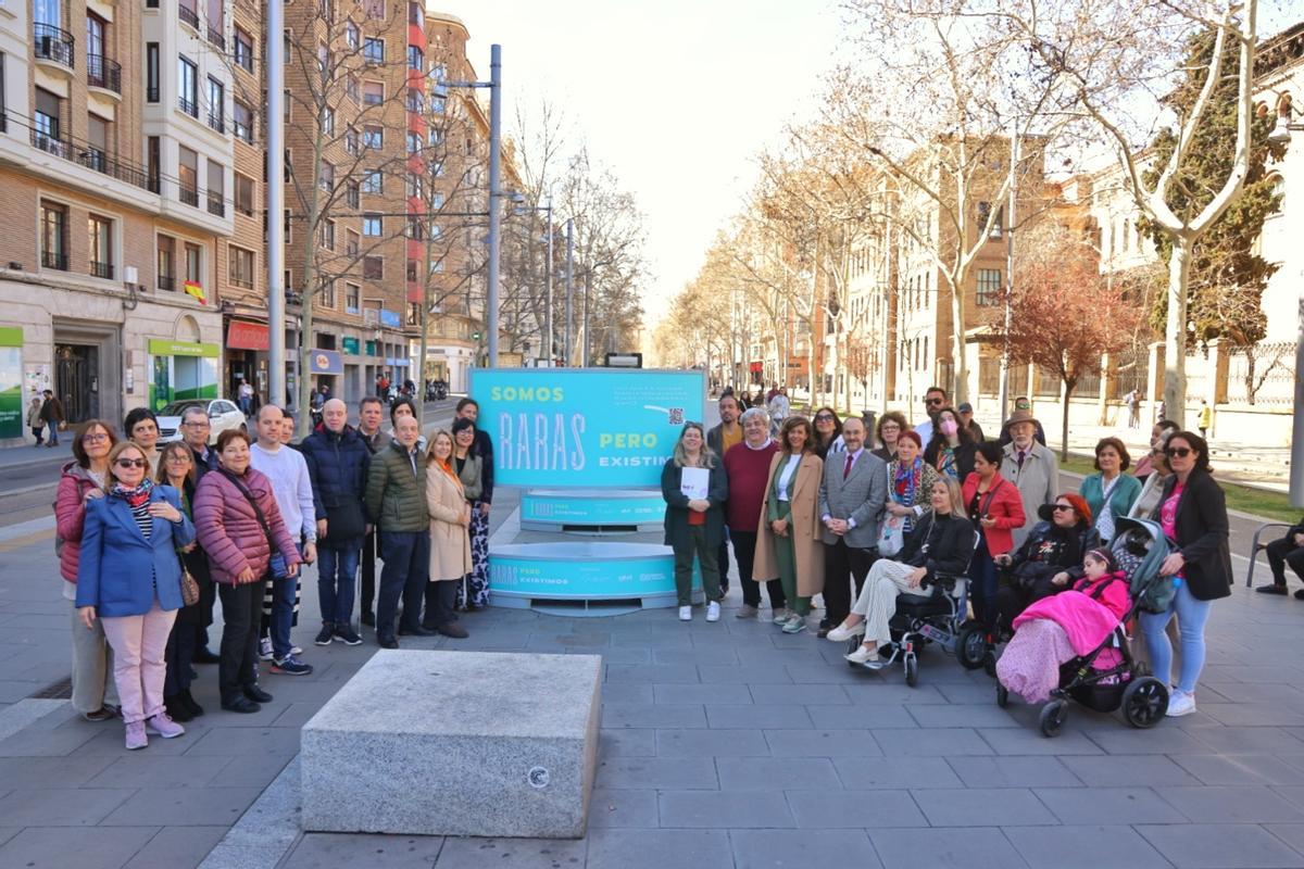 Foto de familia, en la inauguración de la exposición, en Gran Vía.