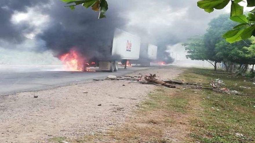 Manifestantes en Honduras prenden fuego a decenas de contenedores