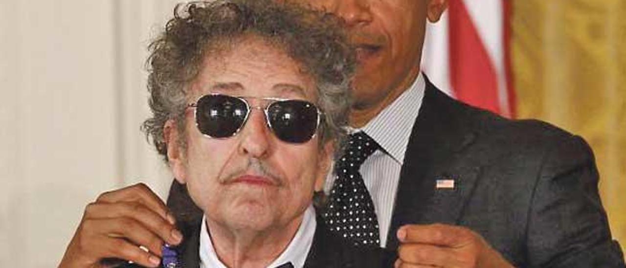 Obama, entregando a Dylan la Medalla de la Libertad en 2012.