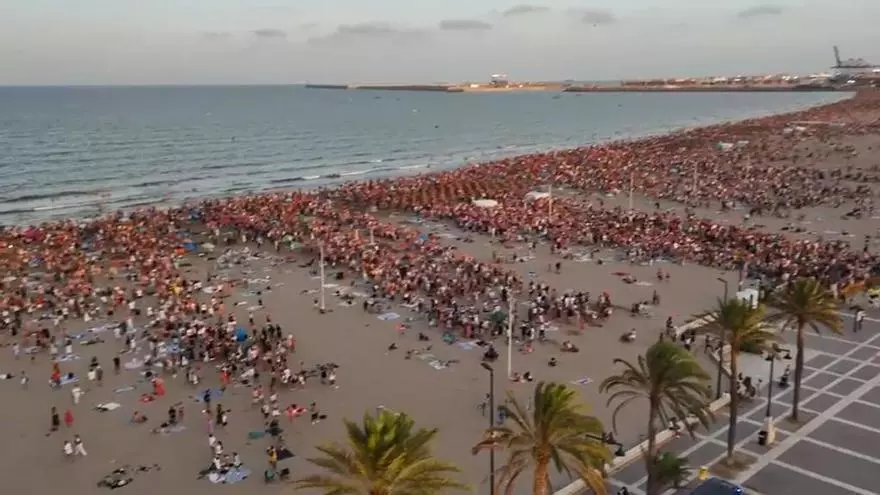 La playa de la Malva-rosa, a vista de dron durante el eclipse