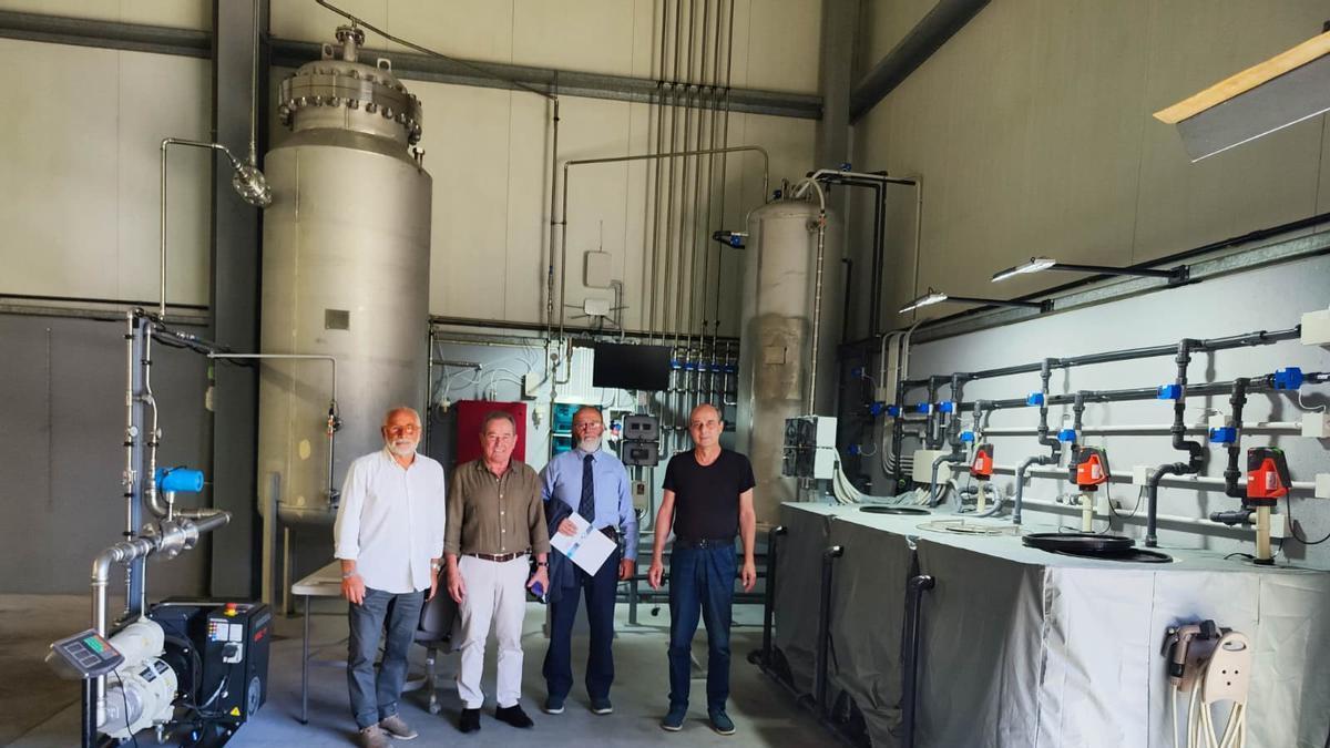 Miguel Ángel Martínez, Ángel Fernández, Xosé Bermeyu y Arian Mamayenko con su planta para separar los gases.