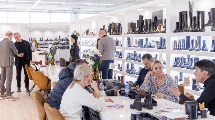 Hasta 39 empresas alicantinas de calzado acuden a la feria de Garda en plena caída de la exportación