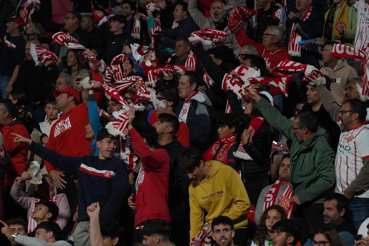 Aficionats del Girona alcen les bufandes en l'últim partit a Montilivi.