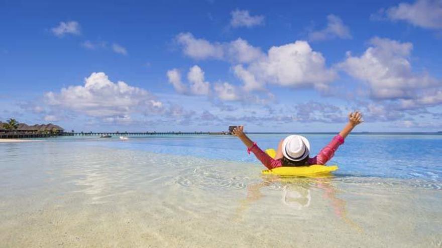 Una mujer disfruta del verano en la playa.