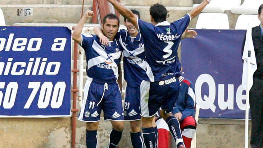 Alfaro y Héctor, felicitando a Cristo Marrero por su gol (0-1) en Albacete en 2008.