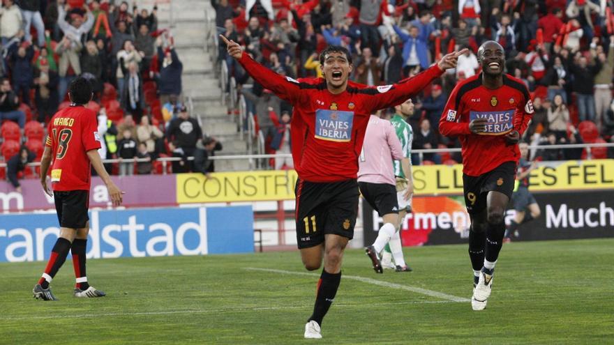 Chori Castro celebrando el tanto del empate del Mallorca ante el Betis de la temporada 2008-09