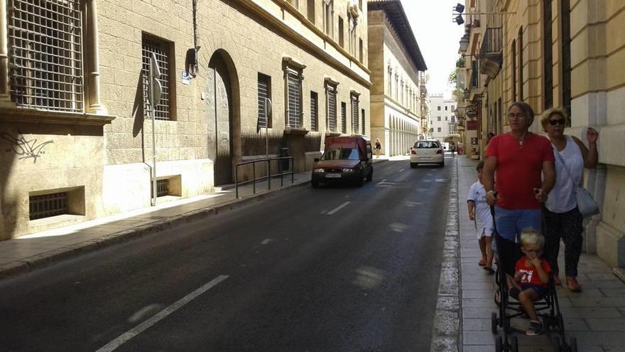 Esta imagen ya no se verá más. La calle Ramon Llull será de un único sentido.