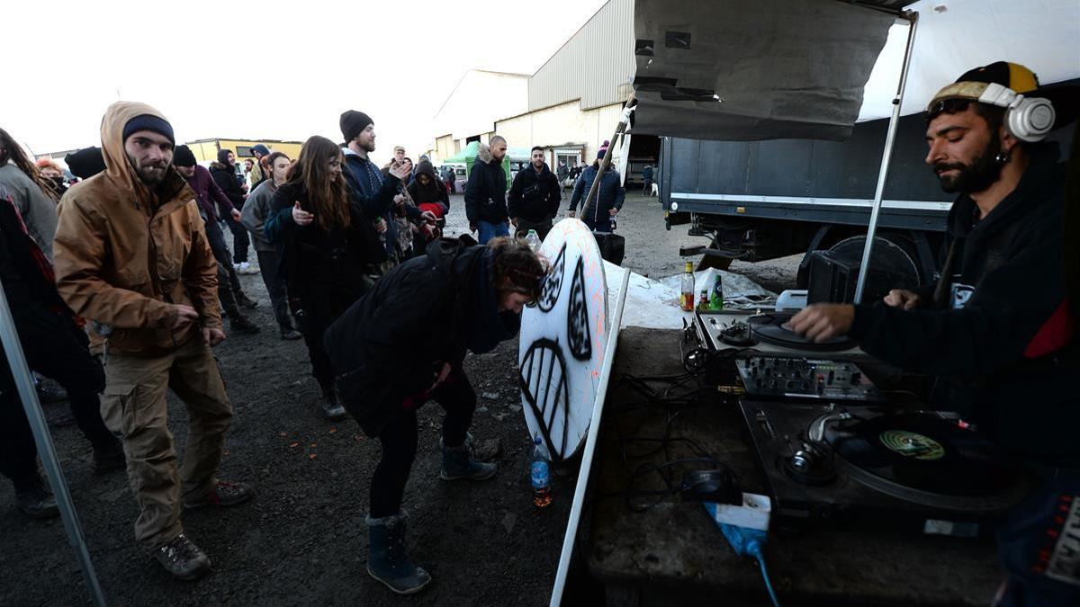 La fiesta multitudinaria de fin de año celebrada en el hangar de Lieuron, en Francia