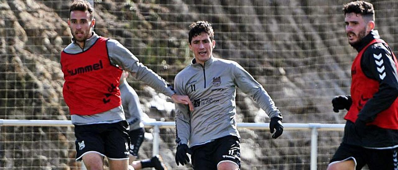 Jorge (centro), peleando el balón con Imanol y Damiá. |  // GUSTAVO SANTOS