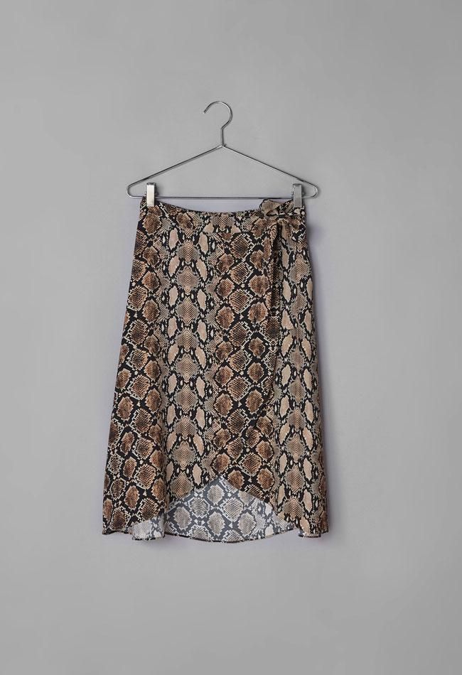 Falda cruzada de serpiente de Bershka
