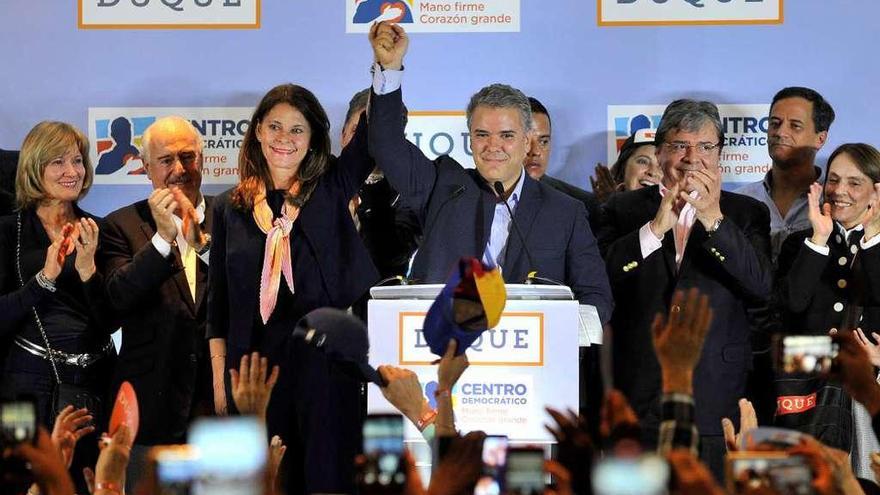 El uribista Iván Duque celebra su victoria en las primarias interpartidistas de la derecha. // Reuters