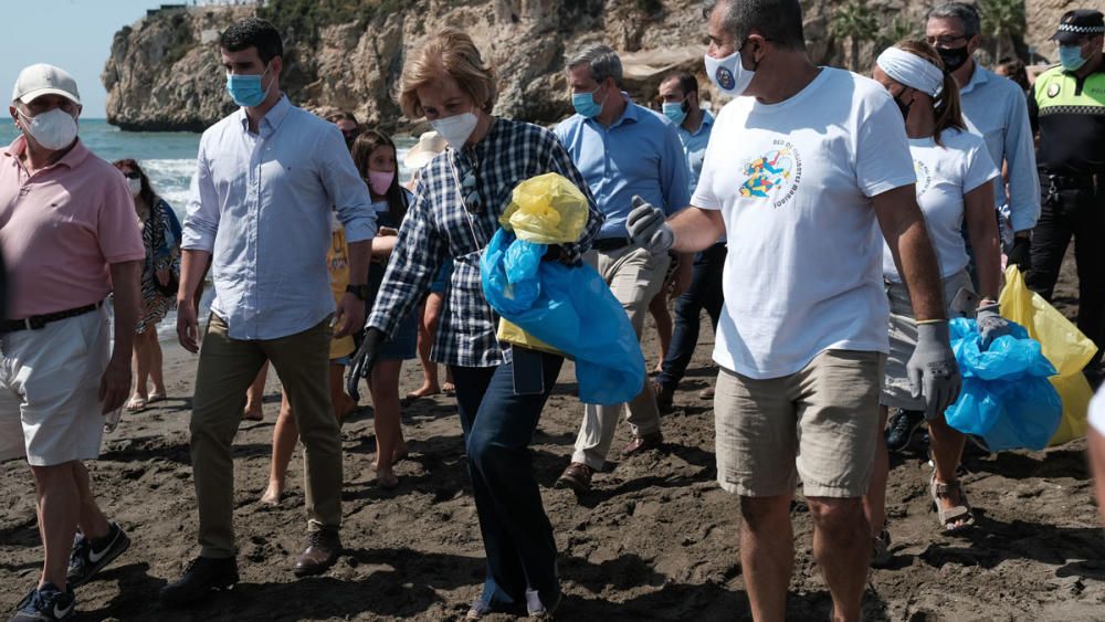 La Reina Sofía participa en una recogida de residuos en una playa de Rincón