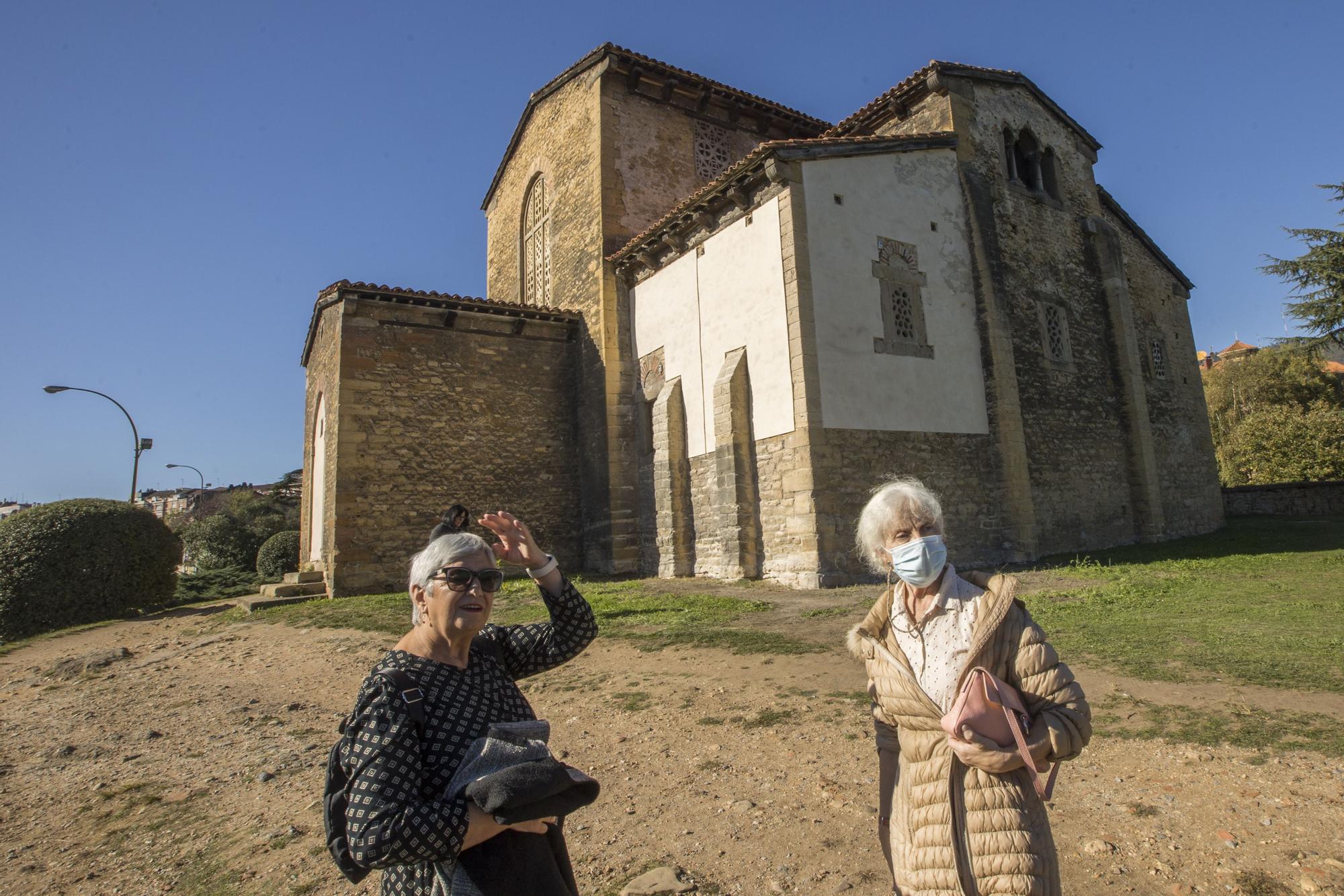 Así está la iglesia de Santullano después de recuperar la carga de mortero en sus muros