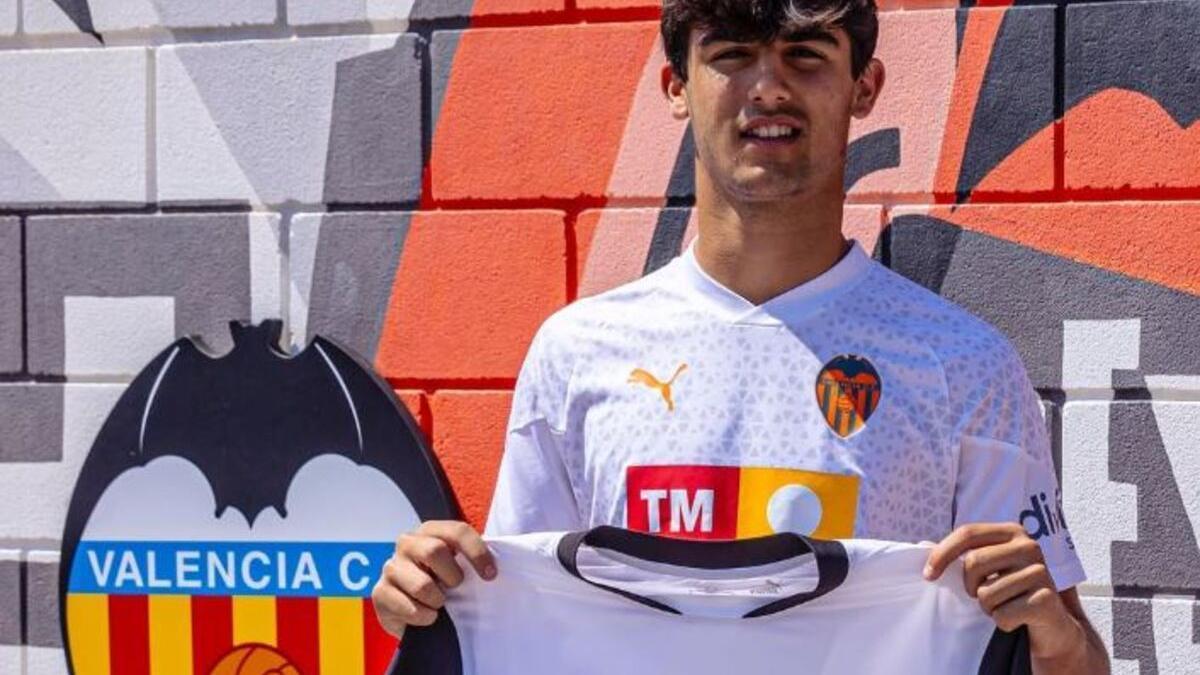 Rodrigo Gamon posando con la camiseta del Valencia