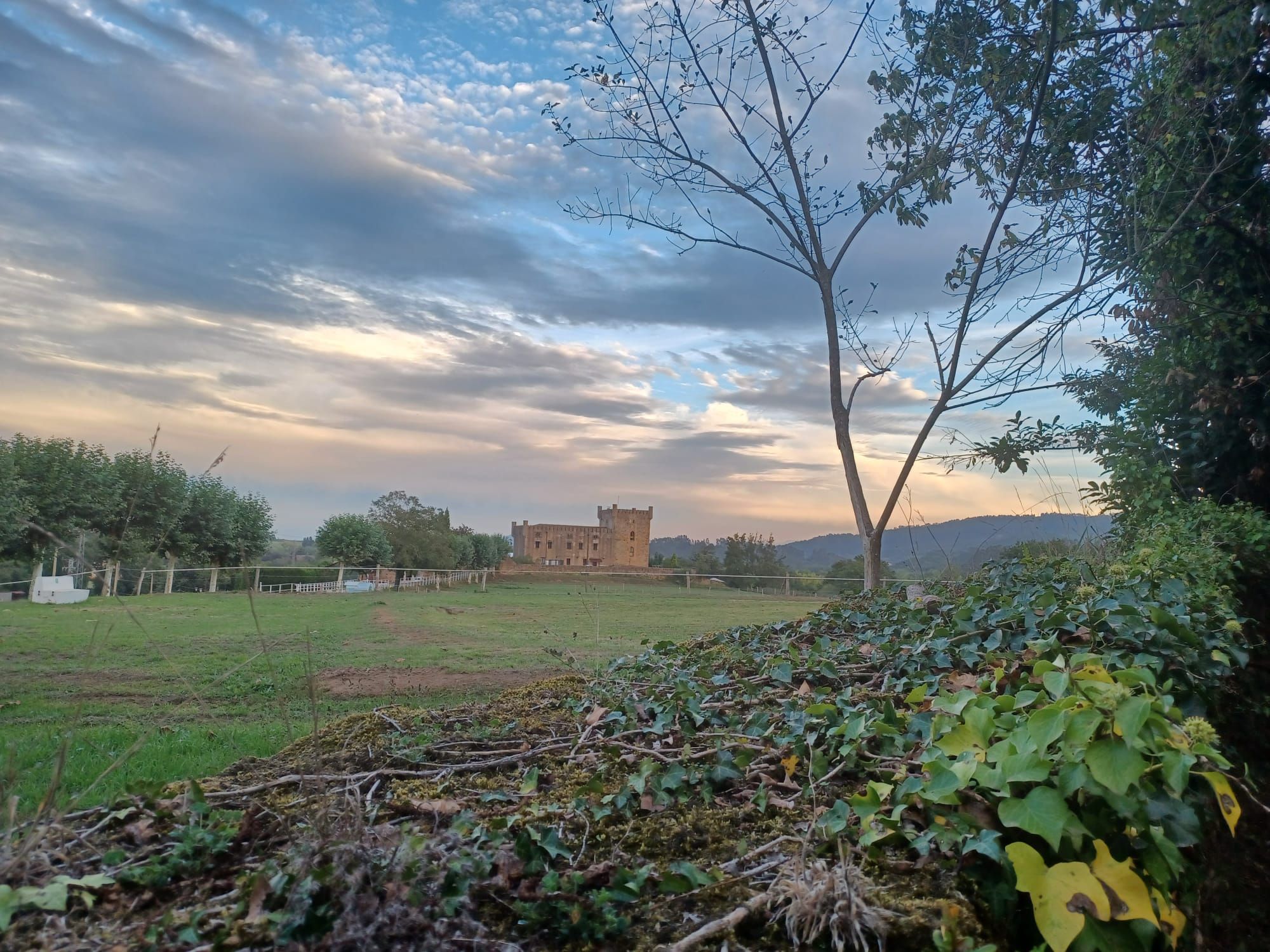 La ruta de los palacios de Llanera tiene un castillo: así es el tramo de San Cucao a Guyame que pasa por la Torre de los Valdés