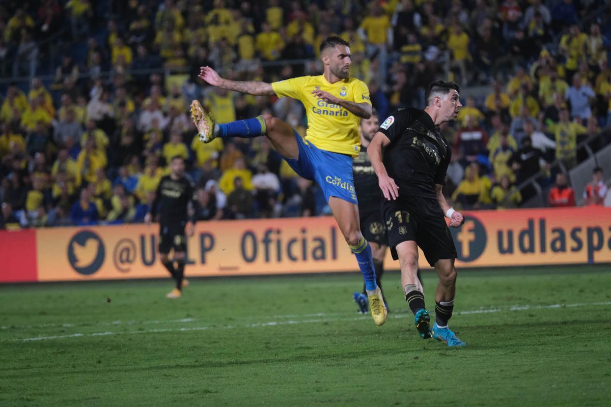 Pejiño, tras disparar y marcar el primer gol al Tenerife, este curso.