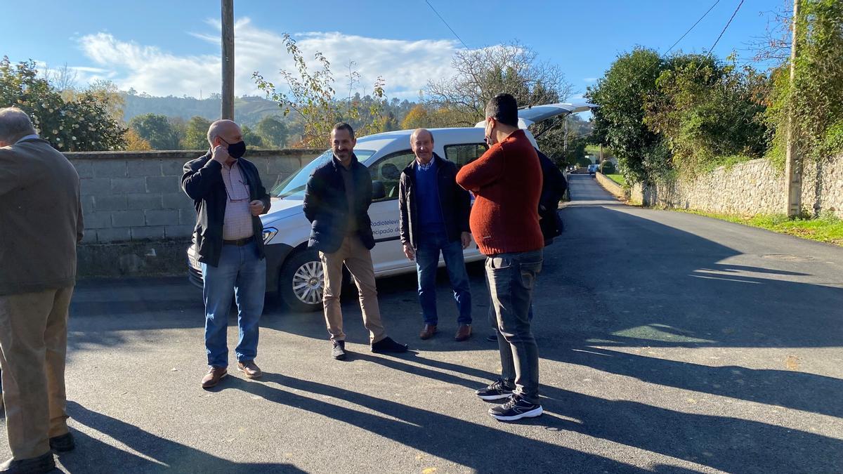 Ángel García, en el centro, esta mañana en Tiñana