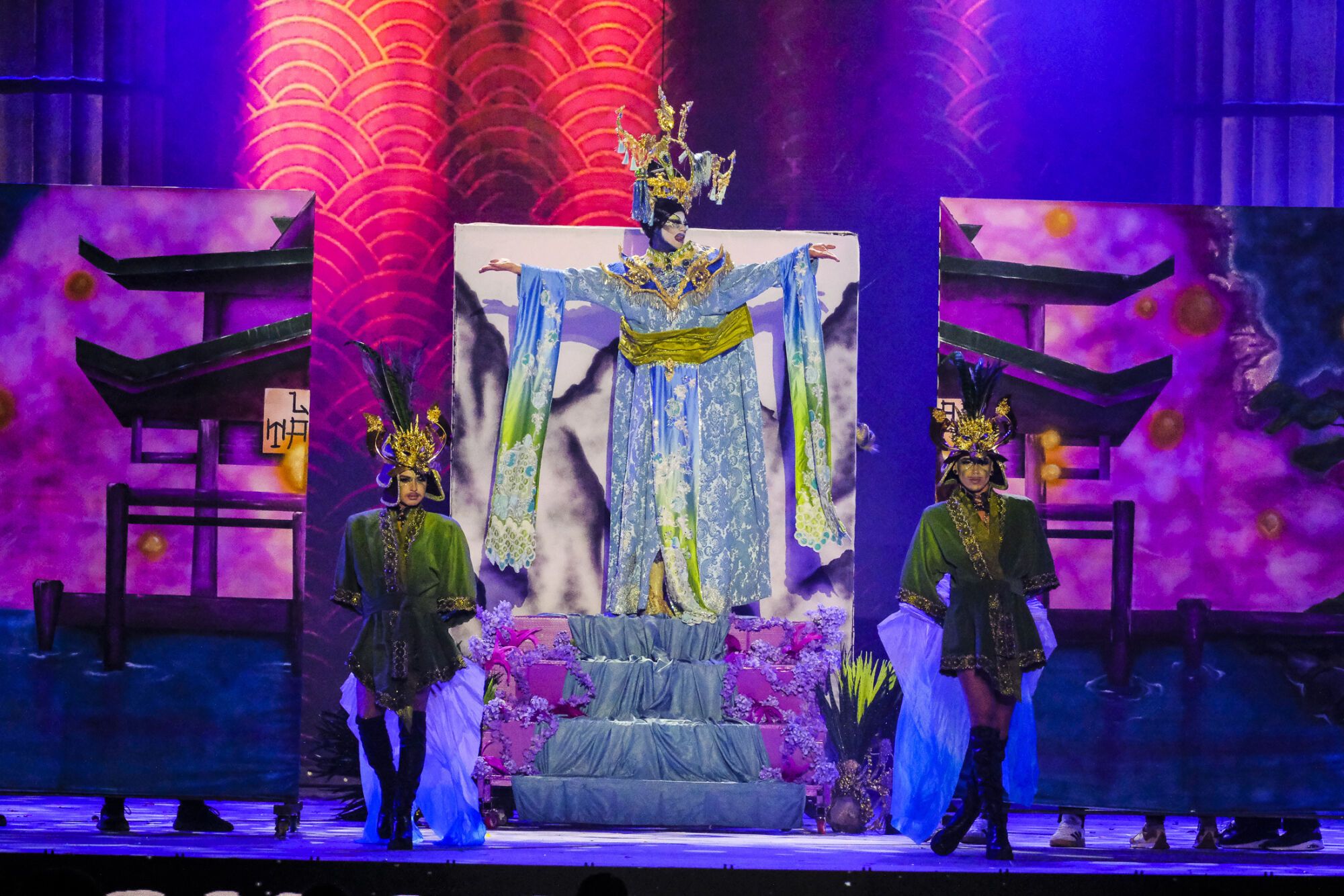 6. Drag La Tacones (Kevin Doramas Jiménez Moreno) Con el patrocinio de Carrozas José Halcón y un diseño de MASBE Creaciones presenta la fantasía Honor y Gloria.