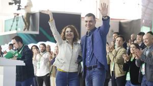 María Jesús Montero y Pedro Sánchez en la clausura del 15º Congreso del PSOE-A en Granada.