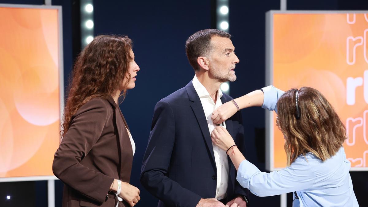 Juanma Moreno y Antonio Maíllo evocan al cordobés Julio Anguita en el primer debate electoral