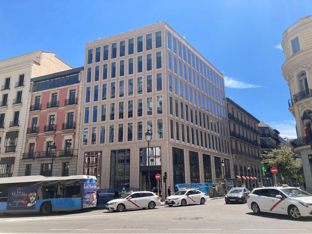 Fachada del futuro hotel Nobu de Madrid, cuya apertura está prevista para el 1 de septiembre en la calle de Alcalá