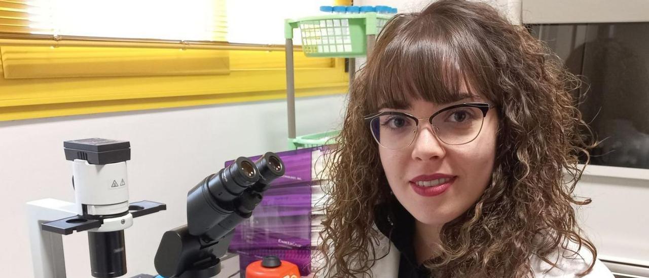 Flavia Fondevila Pena, en 
el centro de investigación de 
la Universidad de León.