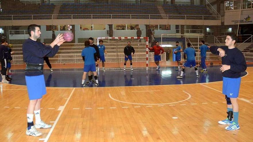 Marcos Dorado e Iván Fernández en el entrenamiento de ayer en el Municipal. // Rafa Vázquez