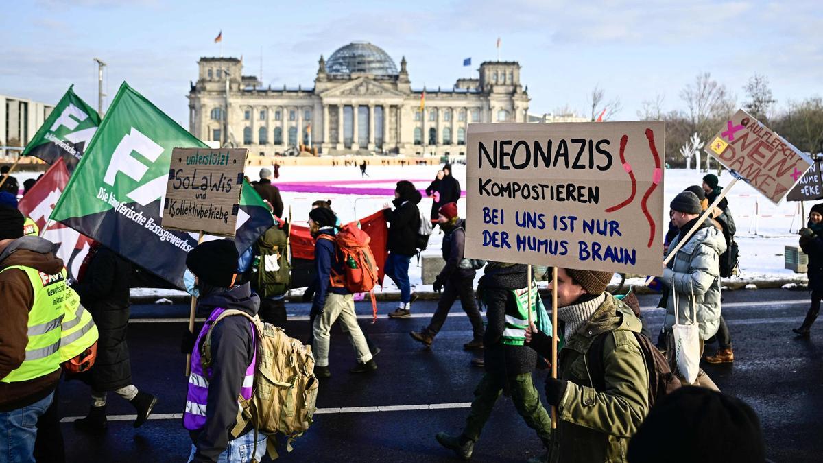 Agricultores con sus tractores conducen cerca del edificio del Reichstag durante una protesta bajo el título &quot;Estamos hartos de la industria agrícola&quot; contra la producción industrial de alimentos en Berlín, Alemania, el 20 de enero de 2024.