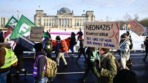 Agricultores con sus tractores conducen cerca del edificio del Reichstag durante una protesta bajo el título Estamos hartos de la industria agrícola contra la producción industrial de alimentos en Berlín, Alemania, el 20 de enero de 2024.