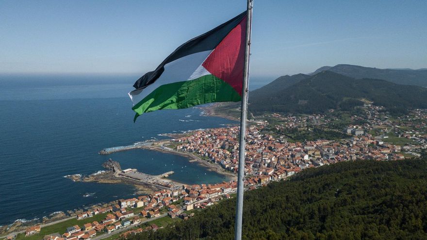 A Guarda retira una bandera de Palestina en Santa Trega