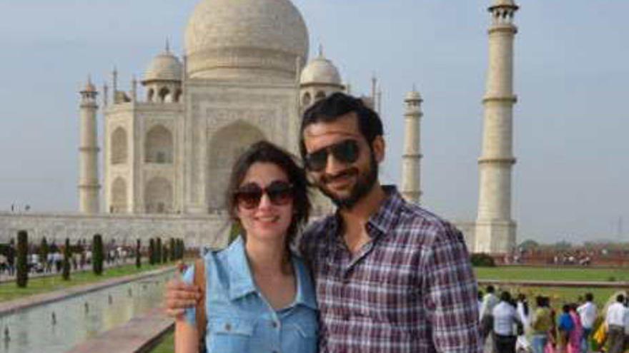 Júlia y su pareja, frente al Taj Mahal, en la capital de la India.