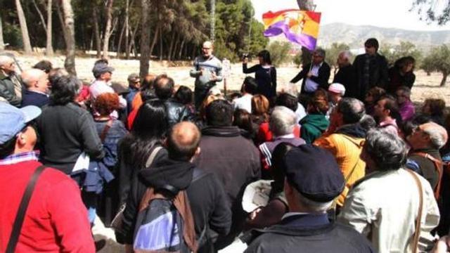 El profesor José Ramón Valero se dirige a los asistentes en El Poblet
